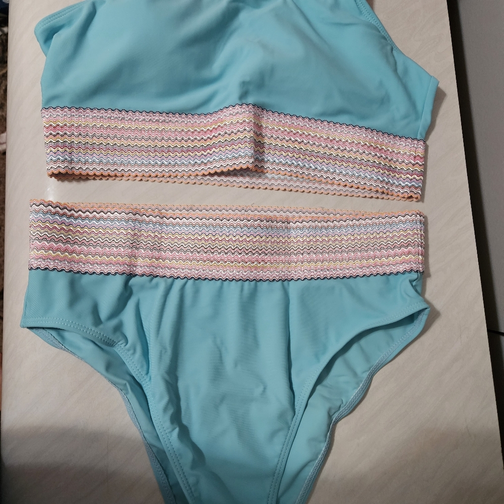 Bikini - Picture 3 of 3